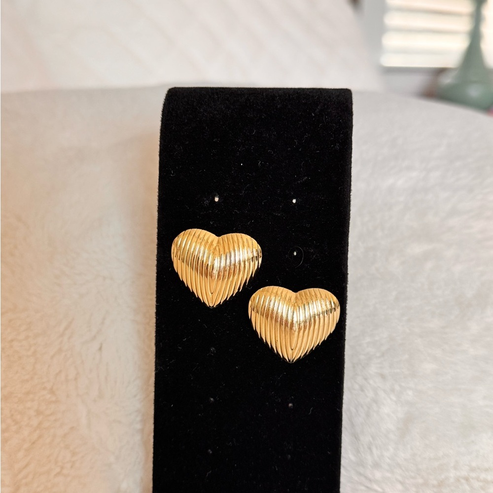 Ribbed Gold Heart Earrings - Picture 2 of 5